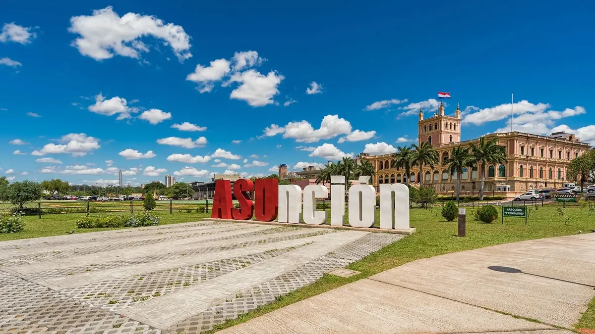 Centro storico di Asunción — scritta ASUnción con Palacio de López e giardini della capitale del Paraguay