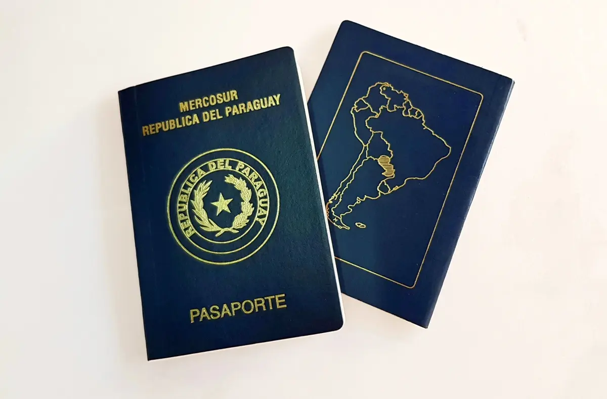Passaporto MERCOSUR della Repubblica del Paraguay — fronte e retro con mappa del Sud America